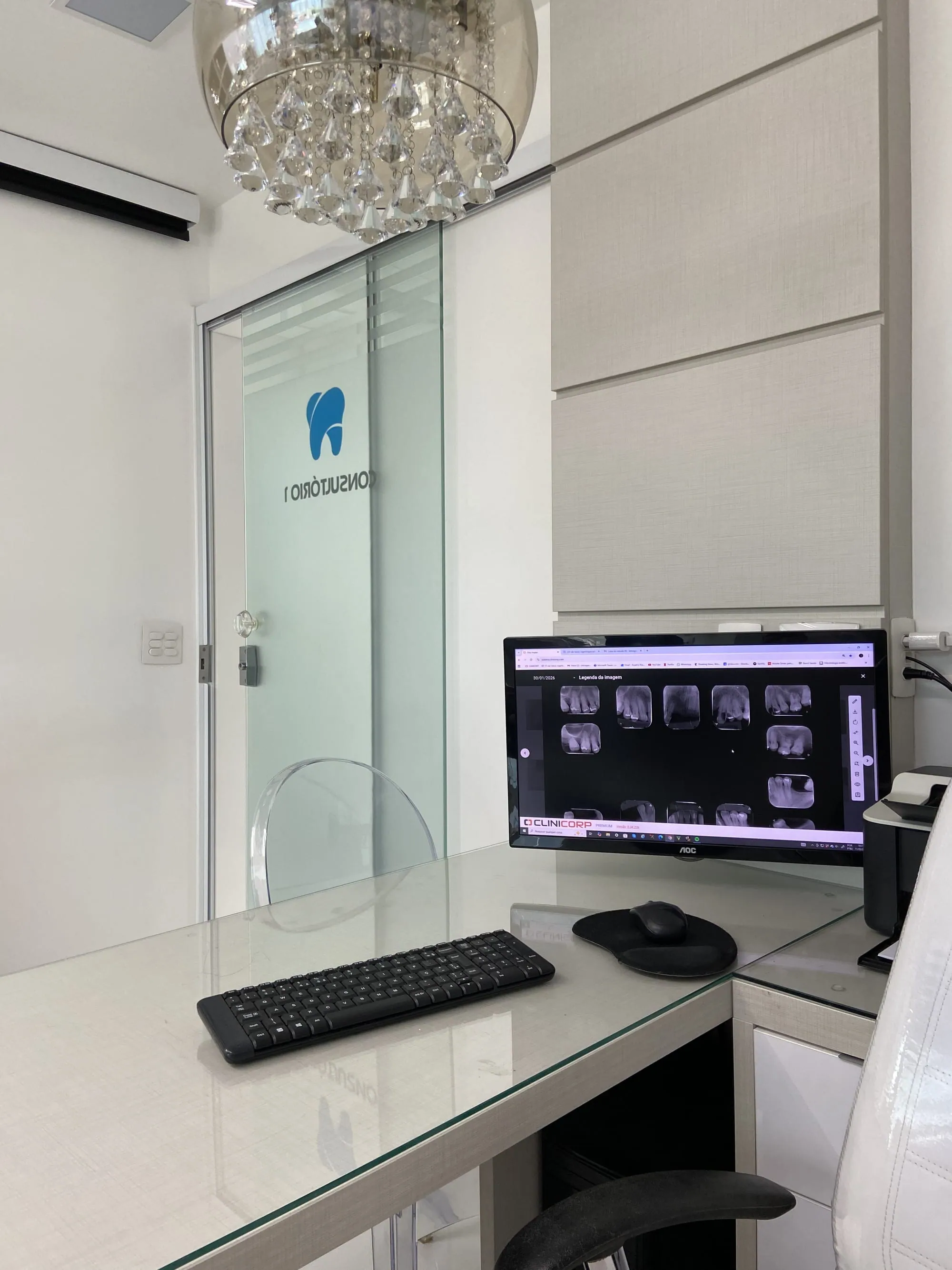 Sala de planejamento Orto Implan com radiografias digitais