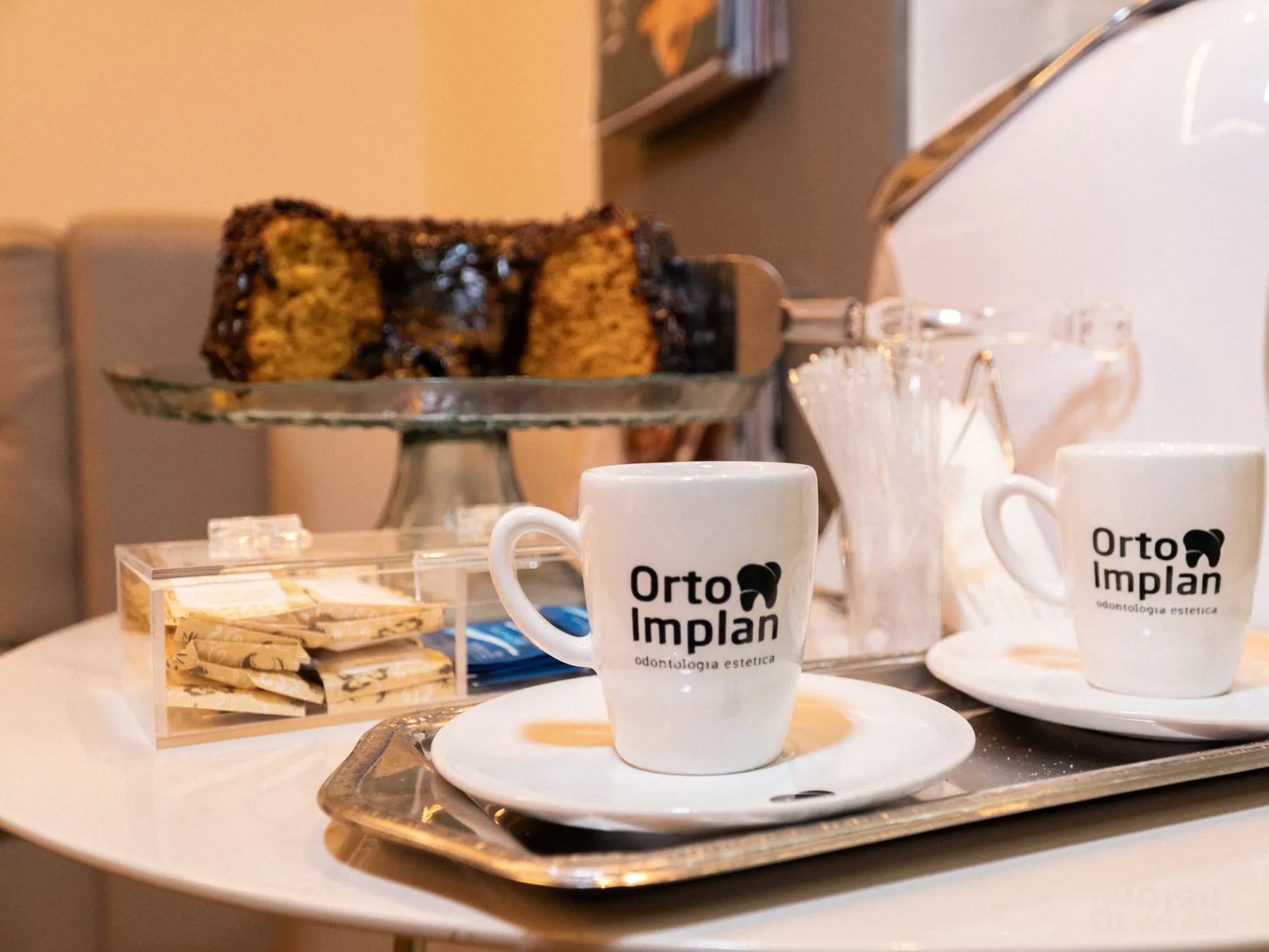 Café Orto Implan com canecas da clínica