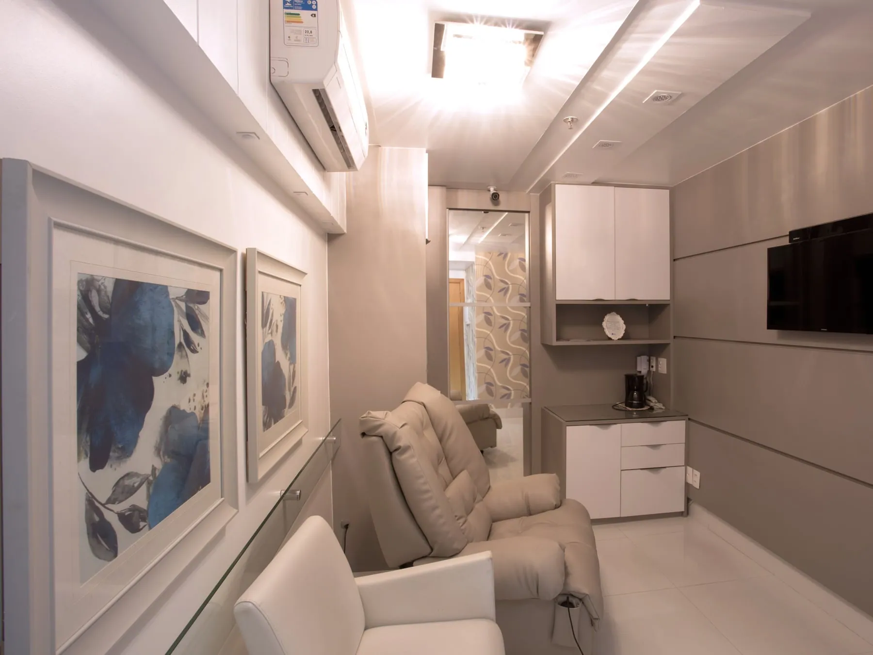 Sala VIP Orto Implan para pós-operatório, com poltronas reclináveis